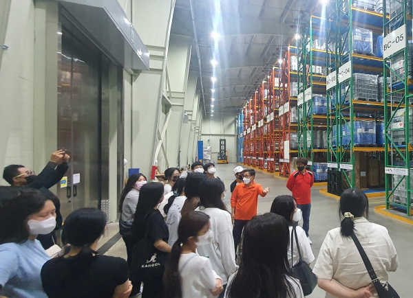 충남 천안시에 있는 ㈜서정인터내셔날에서 목원대 대학일자리플러스본부의 기업탐방 프로그램에 참여한 학생들이 서정인터내셔날 관계자들로부터 회사 운영 시스템에 대한 설명을 듣고 있다.
