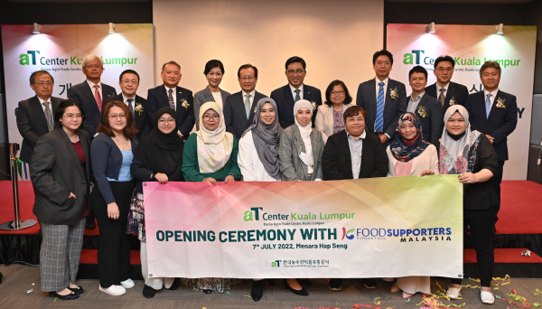 K-Food 서포터즈와 함께 한 쿠알라룸푸르지사 개소식 행사 모습