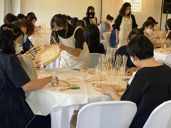 돌봄전담사 대상 친환경 소재 활용, 프로그램 개발 역량강화 연수 실시 모습