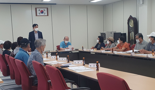 통장협의회 회의를 주재하는 임익렬 문성동장