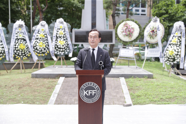 추모사를 하는 박상돈 천안시장/천안시 제공