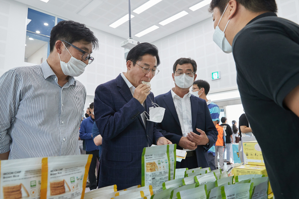 로컬푸드 부스를 돌아보는 박경귀 아산시장/아산시 제공