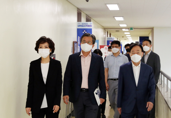 지난 9일 충남대학교에서 개최한 대학입시박람회에서 정용래 유성구청장(가운데), 설동호 대전광역시 교육청 교육감(오른쪽), 이진숙 충남대학교 총장(왼쪽)이 함께 이동하고 있다.