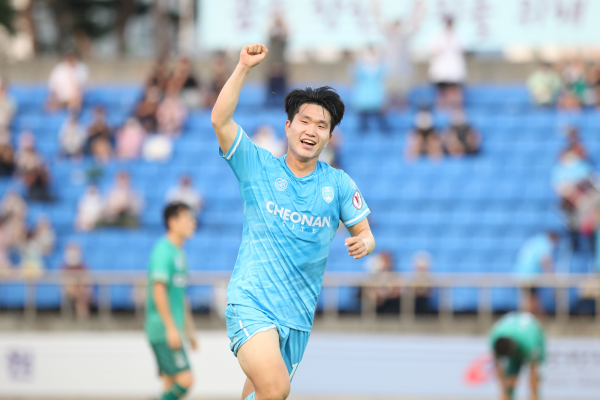 천안 유니폼을 입고 데뷔골을 터트린 이석규 선수/천안시축구단 제공