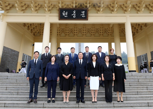 제9대 유성구의회, 현충원 참배 단체사진