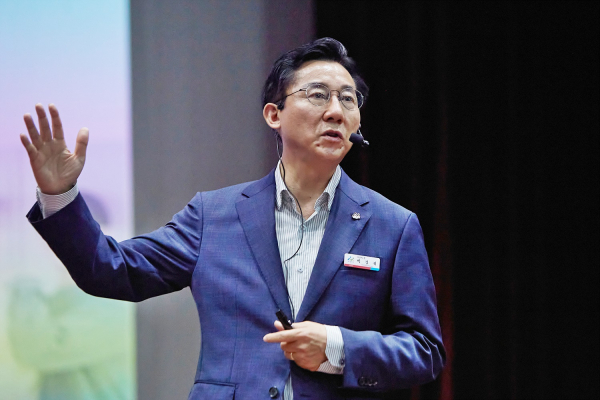 ‘민선8기 아산시정 비전 및 운영 방향 특강’ 강연 중인 박경귀 시장