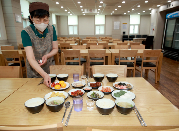 지난 11일 태안군 보건의료원 상례원에서 실시된 다회용기 사용 시연 모습.