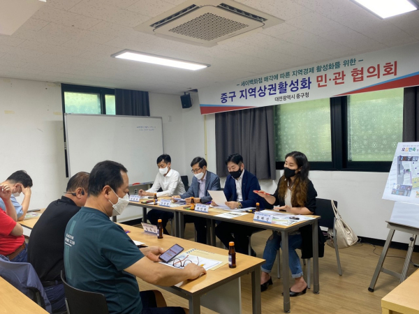 지난 11일 오류전통시장 고객쉼터 회의실에서 진행한 중구청‧세이백화점‧오류시장‧오류특화상점가 민‧관 협의회 개최 모습