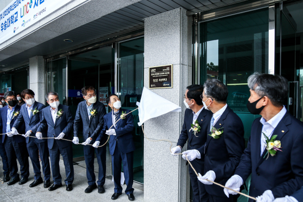 기념사진(제막식) : 맨앞줄 왼쪽부터 진고환 우송대 학사부총장, 김홍기 우송대 행정부총 장, 이달영 우송정보대 총장, 오덕성 우송대 총장, 김성경 우송대 설립자, 박희조 대전광역시 동구청장,    김병순 대덕이노폴리스벤처협회장, 양근율 국가철도공단 미래전략연구원장