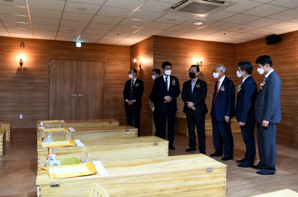 개소식 후 참석 내외빈들이 백석웰다잉힐링센터의 시설을 둘러보고 있다.