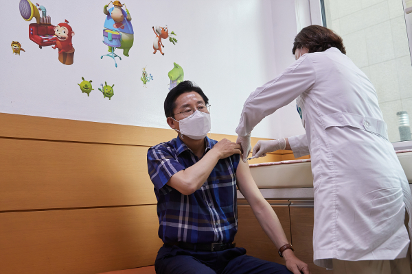 박경귀아산시장 화이자 백신 접종하는 장면