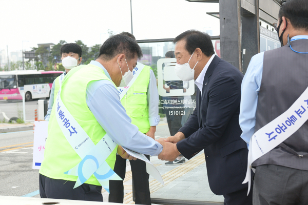 최민호 시장, 시민불편 해소 출근길 현장 점검 모습