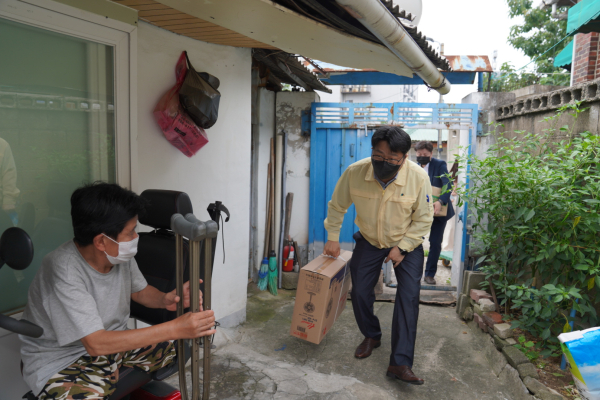 신동헌 천안시 부시장이 15일 쪽방촌 거주자들 방문 모습