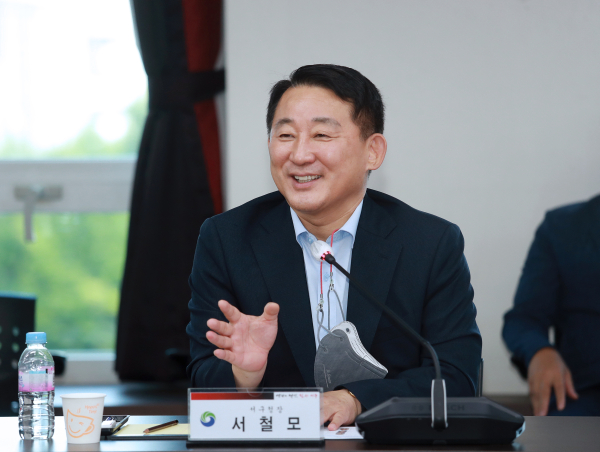 서철모 서구청장 여성단체협의회 임원들과의 상견례 장면