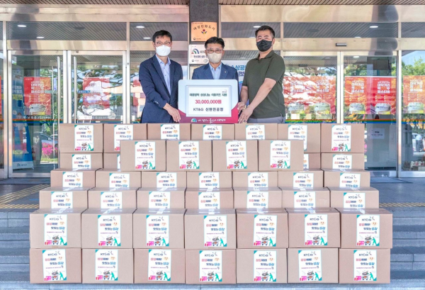 문성열 KT&G 신탄진공장장(왼쪽)과 최충규 대덕구청장(가운데)이 ‘상상나눔 식품 Kit 전달식’
