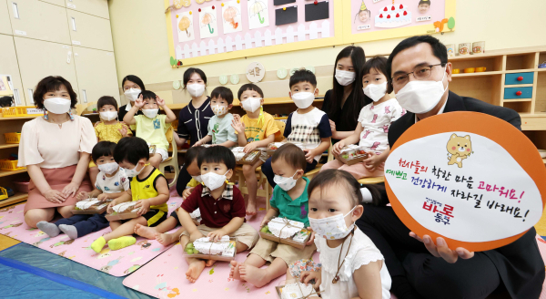 박희조 동구청장이 한솔어린이집 원생들을 격려하고 있다