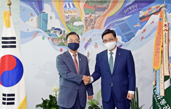 간담회 사진 * 한국농수산식품유통공사 김춘진 사장(우측), 캘리포니아주 최석호 하원의원(좌측)