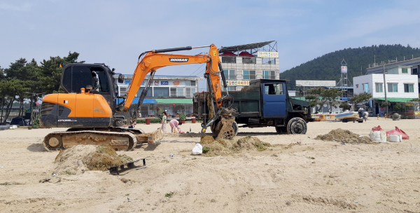 괭생이모자반 처리 모습.