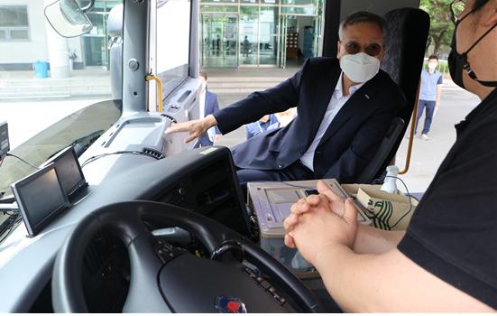 반장식 사장이 현금수송차량에 탑승해 은행권 운송과정의 방호체계를 점검하고 있다.