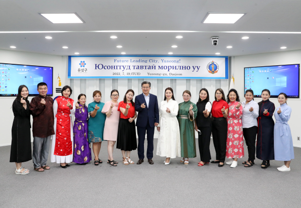 지난 19일 구청 대회의실에서 정용래 유성구청장(가운데)이 몽골 울란바타르시 바양걸구 교사연수단과 기념촬영 모습