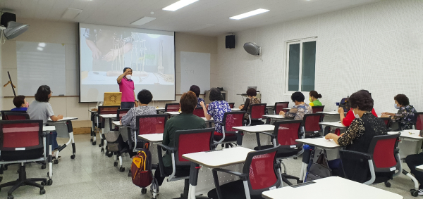 솟대만들기 수업에 참여하는 어르신들