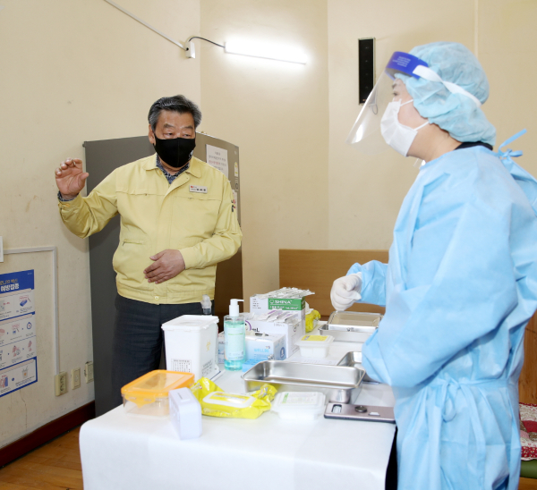 지난해 백신 접종 현장을 찾은 가세로 군수