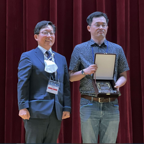 아트앤웹툰학부 산업디자인전공 최규한 교수가 한국콘텐츠학회 KOCON 2022 국제디지털디자인 초대전에서 우수작품 학술상을 수상했다