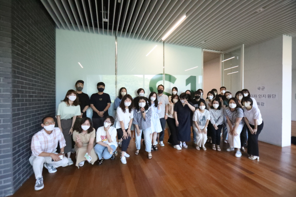 지난 20일 국방출판지원단실무디자이너 전문가 교육 단체사진(가운데 김성학 학장)