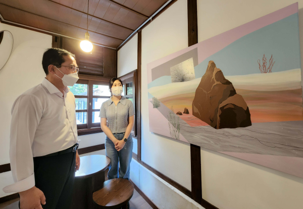 소제동 상상바캉스 展 관람하는 박희조 동구청장 (관사 16호)