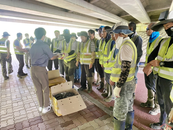 지난 18일 구 관계자가 현장근로자에게 아이스조끼를 배부하고 있다.