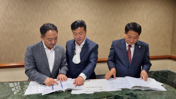 최재구 예산군수가 용산 대통령실을 찾아 강승규 시민사회수석에게 지역현안을 건의하는 모습.