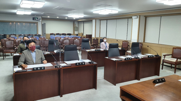 국민의힘 소속 대전 대덕구의회 의원들이 민주당소속 의원들의 의회복귀를 촉구하며 자동산회가 되는 자정까지 의회에서 민주당 의원들을 기다리고 있다.