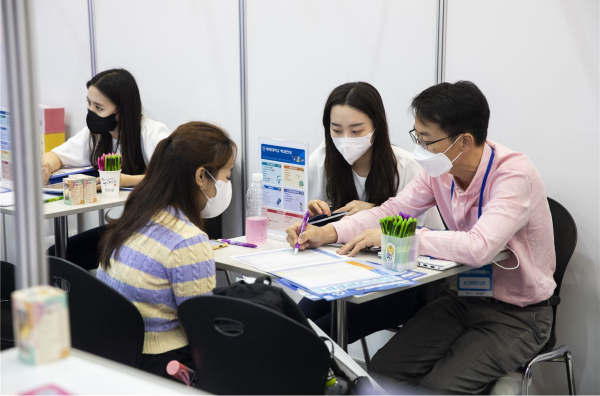 2023학년도 수시 대학입학정보박람회에서 수험생이 배재대 입학사정관과 입시상담을 진행하고 있다