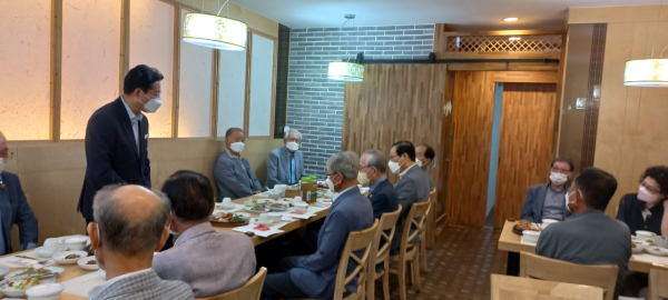 지역유림 원로와의 만남의 자리에서 인사말을 건네고 있는 박경귀 아산시장