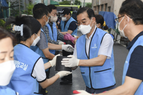 24일 문창동 일원에서 진행한 ‘사랑의 연탄’ 봉사활동 모습