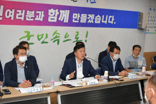 최재구 군수 덕산면 초도방문 모습