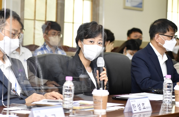 박순애 부총리 겸 교육부 장관이 충남대를 찾아 반도체 관련 현장 의견을 청취했다.