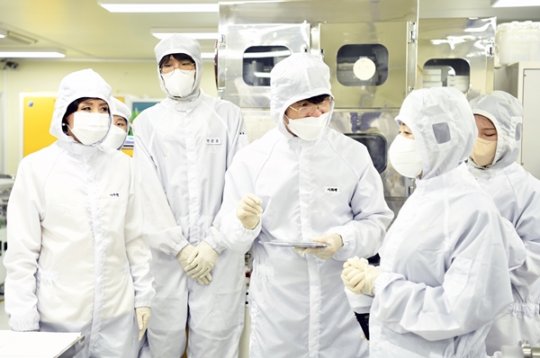 박순애 부총리 겸 교육부 장관(오른쪽 두번째)이 충남대 이희덕 교수(가운데)로부터 반도체 관련 설명을 듣고 있다. 왼쪽 첫번째는 이진숙 충남대 총장.