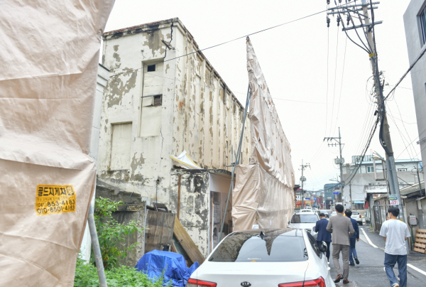 최원철 시장 아카데미극장 현장 방문 모습(7월11일)