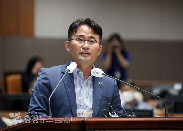 26일 안장헌 의원이 김태흠 충남지사에게 긴급현안질문을 하고있다/충남도의회 제공