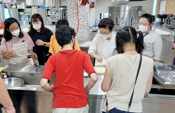 지난 26일 평생교육센터에서 진행된 제과제빵 과정 교육 모습.