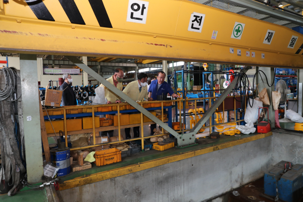 가운데 흰 마스크, 노란 잠바 착용 김영명 당진부시장