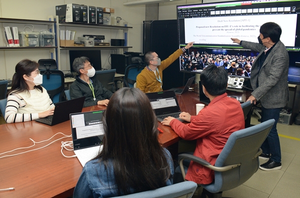 ETRI 연구진이 인공지능 분야 표준화 정책 대응 방안을 협의하고 있는 모습