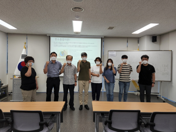 ‘세종시민대학 집현전’ 대학연계 학당 ‘미래에너지기술을 통한 친환경 세종시민 되기’ 강좌 종강 후 한밭대 윤린 교수(왼쪽에서 네 번째)와 수강생들이 기념촬영