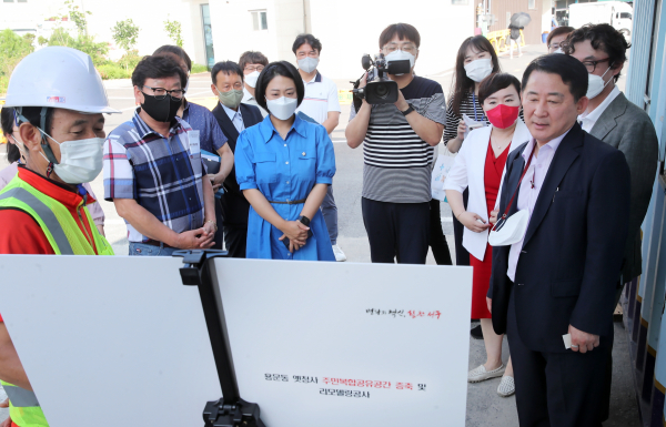 서철모 서구청장, 용문동 주민복합공유공간 증축 공사현장 방문 모습