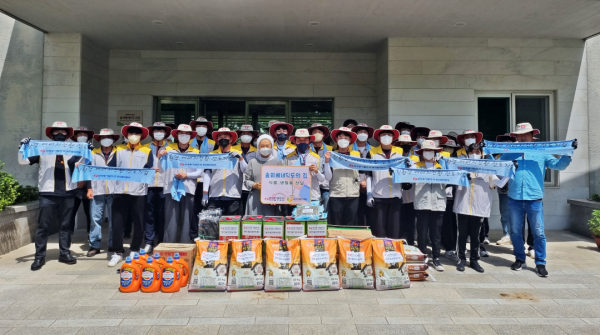 지난 27일 솔뫼베네딕도의 집에서 생필품 전달식 기념촬영을 하고 있다.