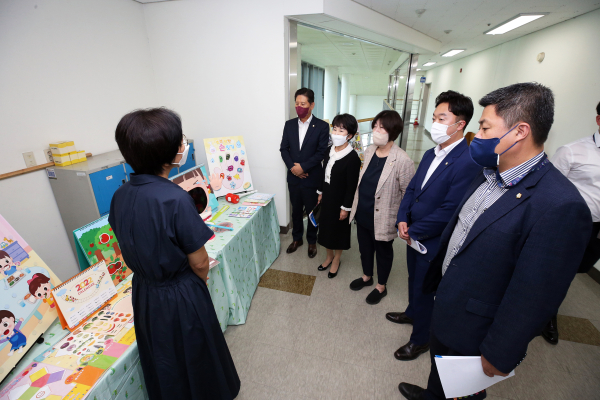 대전시 유성구의회 사회도시위원회가 28일, 첫 현장 의정활동 ‘유성구 어린이급식관리지원센터’ 방문