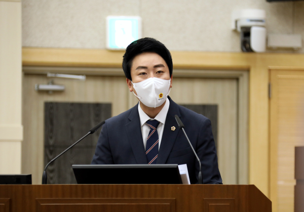 긴급 현안질문하는 임채성 세종시의회 행정복지위원장