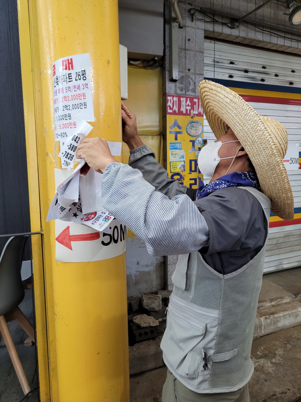 관내 전통시장 시설물 점검에 나선 중구청 공무원