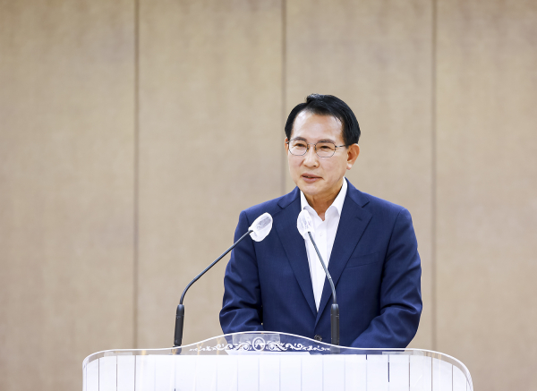 1일, 서산시청 대회의실에서 열린 8월 월례회의 주재 중인 이완섭 시장